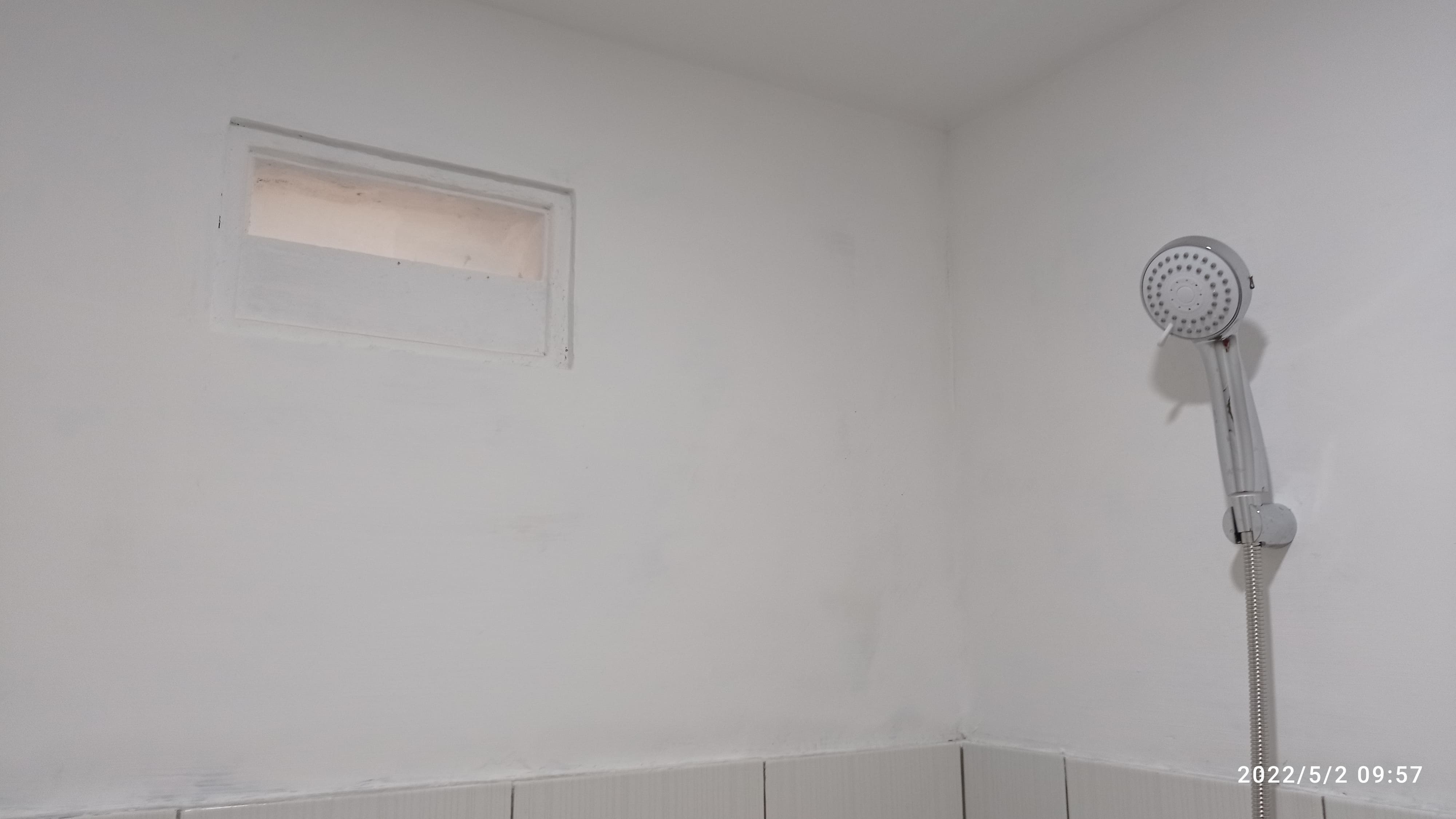 Foto Kamar L (Deluxe Room)  Kost Surabaya